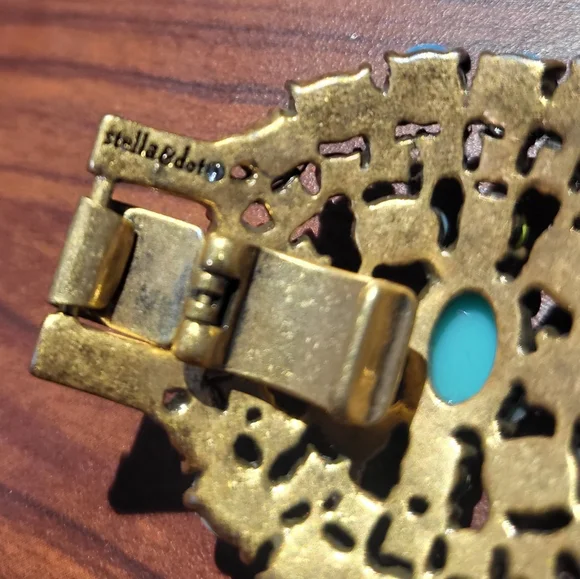 Stella and DotRhinestone Crystal ClusterSardinia Statement Bracelet - Picture 7 of 8